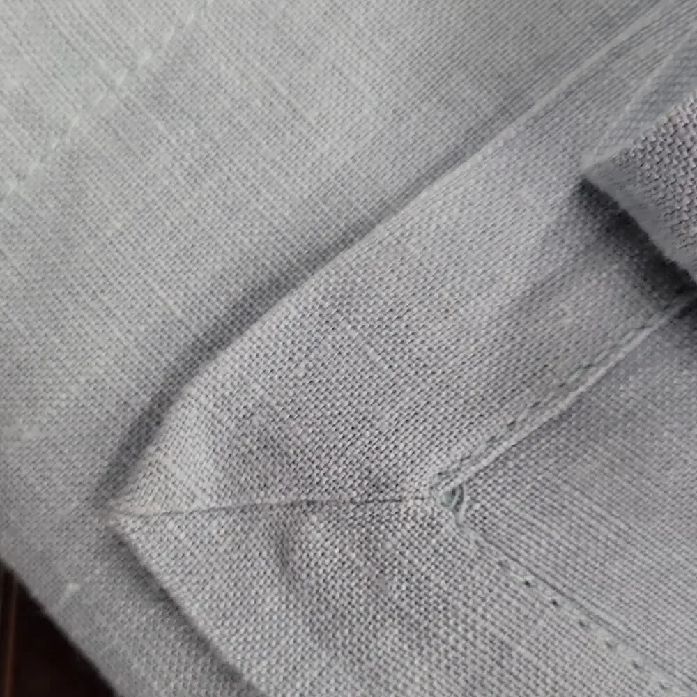 Sur la table Gray Solid Linen Hemmed Rectangular Table Runner